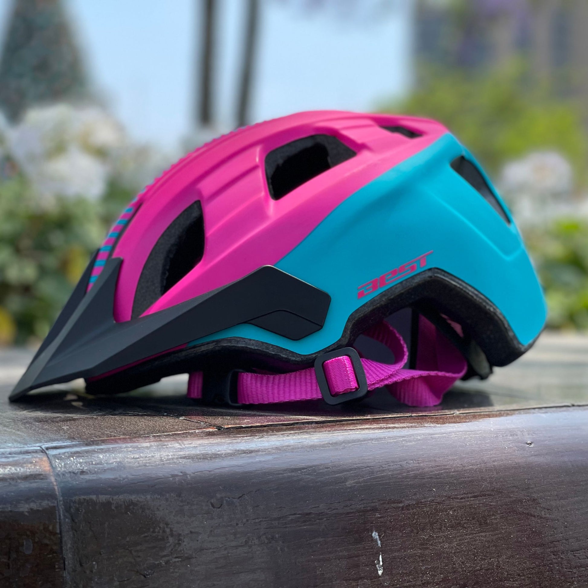 Casco para Dama BEST en colores rosa y azul, mostrado de lado, ideal para ciclismo y scooter, con diseño aerodinámico y seguro.